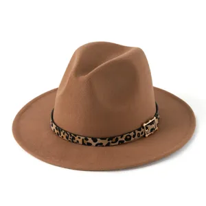 Clásico sombrero fedora de lana con un elegante cinturón de leopardo y hebilla dorada.