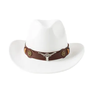 Vue détaillée chapeau cowboy western blanc, feutre avec ceinture cuir et décor taureau métal.