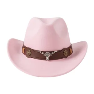 Détail de chapeau de cowboy occidental rose avec ceinture en cuir marron et crâne de taureau.