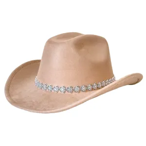 Primo piano del cappello da cowboy occidentale con splendidi dettagli di fiori in strass.