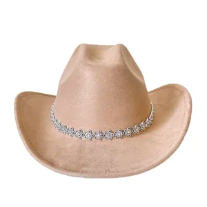 Primo piano del cappello da cowboy western in camoscio beige con dettagli di strass floreali.