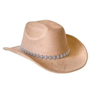 Primo piano del cappello da cowboy in camoscio kaki con dettaglio di strass e fiori argentati.