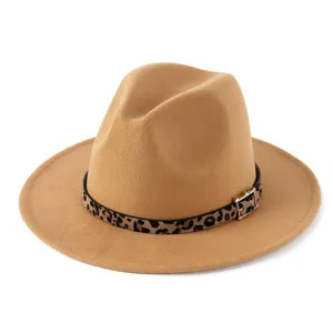 Vista detallada del elegante cinturón con estampado de leopardo y hebilla en el sombrero.
