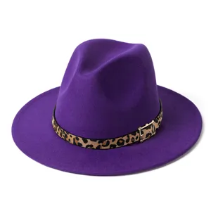 Vista detallada del sombrero fedora de lana morada con cinturón de leopardo y hebilla dorada.