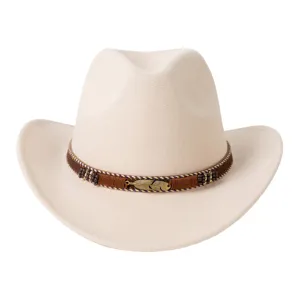 Vue détaillée du chapeau de cowboy en feutre beige avec bande perlée et breloque plume.