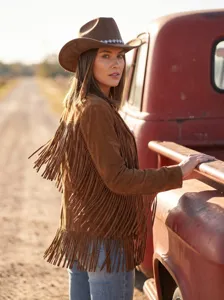 Detailansicht eines retro Wildleder Western Cowboy Huts mit Strass im Freien und Fransen.