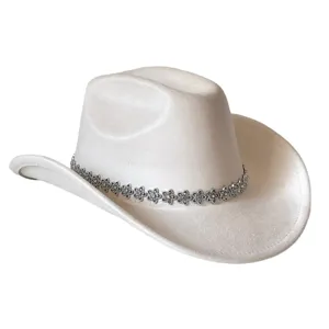 Primo piano cappello cowboy western in camoscio bianco con dettagli di fiori in strass lucidi.