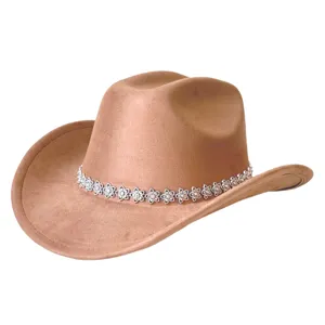 Dettaglio ravvicinato dell'elegante cappello da cowboy western scamosciato con strass.