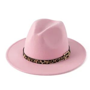 Sombrero fedora de lana rosa con cinturón de leopardo y hebilla para mujeres y hombres.