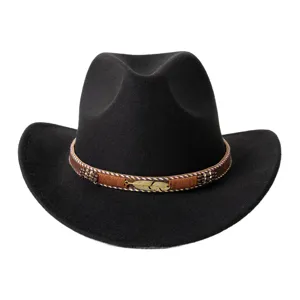 Détail du chapeau de cowboy en feutre noir, ceinture tressée rétro et pendentif plume.