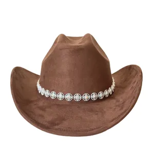 Detailansicht des braunen Wildleder-Western-Cowboyhuts mit glitzernden Strasssteinen.