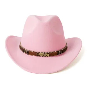 Chapeau cowboy feutre laine rose avec bande tissée marron et charme plume métal mode.