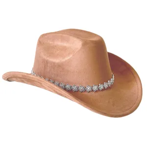 Primo piano dettagliato del cappello da cowboy western in camoscio marrone con strass floreali.