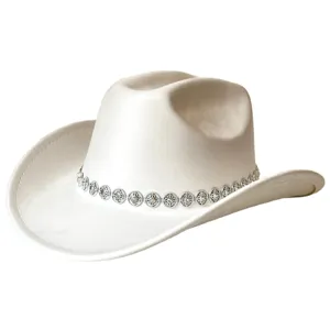 Detaillierte Ansicht des weißen Western-Cowboyhutes mit funkelndem Strass-Metallband.