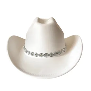 Nahaufnahme Detailansicht des weißen Western-Cowboyhuts mit glitzerndem Strass-Metallband.