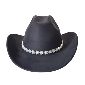 Primo piano dei dettagli di fiori in strass sul cappello da cowboy in camoscio nero.