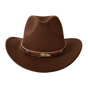 Chapeau de cowboy western en feutre marron avec une bande de perles et plume métallique.