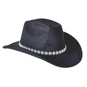 Primo piano dettagliato del cappello da cowboy nero in camoscio con splendido nastro di strass.