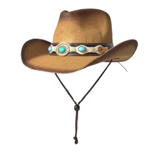 Détail du chapeau de cowboy en paille avec bande en cuir turquoise et lanière réglable.