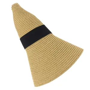 Vista dettagliata del cappello di paglia pieghevole con trama intrecciata e nastro nero.