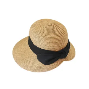 Primo piano dettagliato del cappello di paglia intrecciato con nastro fiocco nero.