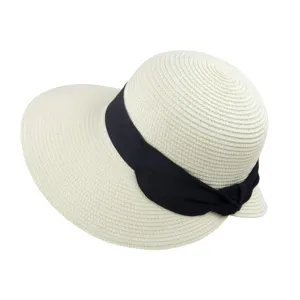 Vista dettagliata in primo piano di un elegante cappello di paglia bianco con fiocco.
