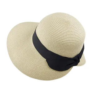 Primo piano sul dettaglio del fiocco in nastro nero elegante sul cappello di paglia.