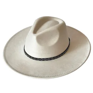 Gros-plan du chapeau fedora en suédine beige montrant la couronne et le ruban détail.
