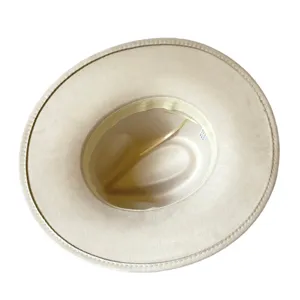 Vue détaillée d'un chapeau fedora beige à large bord avec couronne en cœur et bande intérieure.