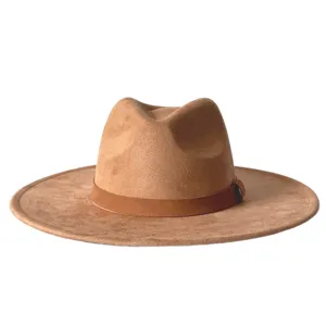 Détail de chapeau fedora en suédine, large bord marron rétro cowboy jazz chapeau vue de près.