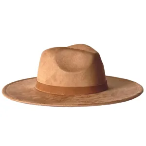 Vue détaillée du chapeau fedora rétro en suédine marron à large bord et calotte creuse.