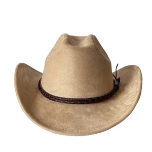 Vista dettagliata del cappello da cowboy western in camoscio finto, tesa larga con fascia intrecciata.