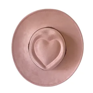 Chapeau fedora rose en suédine cœur large bord détail, accessoire de mode élégant