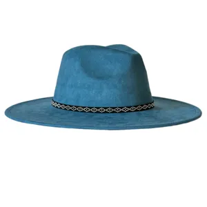 Chapeau fedora à large bord en suédine bleue avec bande cloutée géométrique, accessoire rétro.