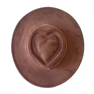 Détails du chapeau marron en faux daim rétro avec une couronne en forme de cœur unique.