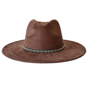 Gros plan des détails d'un chapeau fedora en suédine marron avec bande cloutée style rétro
