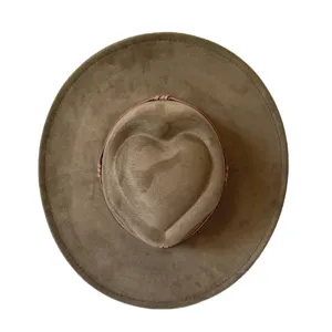 Chapeau à large bord en faux daim rétro avec couronne cœur et élégante bande tressée.
