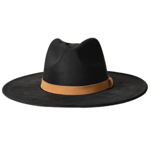 Gros plan sur le chapeau feutré noir à large bord et détail de bande en suédine marron.
