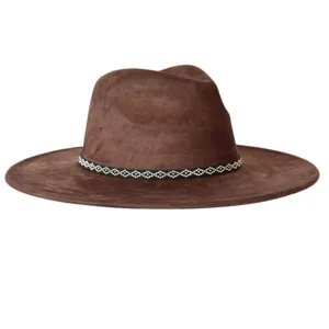 Gros plan détaillé sur le chapeau fedora marron en suédine à large bord avec une bande chic.