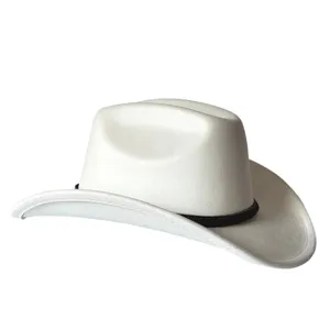 Dettaglio cappello da cowboy western in camoscio bianco, stile retro con fascia nera e tesa larga.