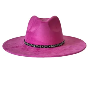 Vue détaillée d'un chapeau feutre en suédine rose fuchsia avec un ruban clouté très élégant.