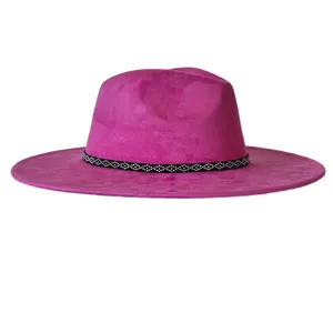 Chapeau fedora rose vif en faux suède à large bord avec bande cloutée noire. Style rétro.