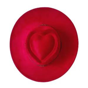 Chapeau fedora rouge en faux daim à large bord avec couronne en forme de cœur pour hommes et femmes.