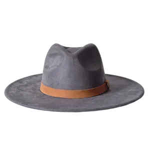 Vue détaillée du chapeau feutre gris à large bord avec lanière en cuir marron.