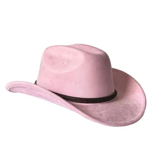 Vista dettagliata del cappello da cowboy in camoscio rosa con fascia marrone e tesa.