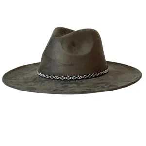 Chapeau fedora en suédine à large bords, style vintage pour un look élégant et mode.
