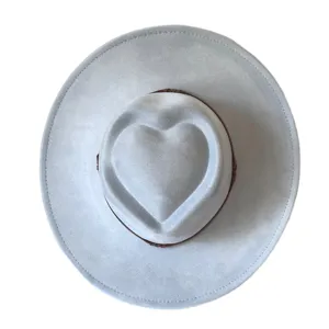 Vue détaillée d'un chapeau fedora gris à large bord avec couronne en cœur et bande marron.