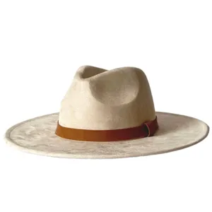Vue rapprochée du chapeau fedora en suédine beige à large bord avec ceinture marron.