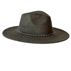 Vue détaillée du chapeau fedora en suédine à large bord gris foncé avec ruban géométrique.