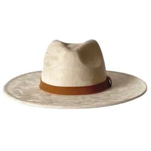 Gros plan détaillé du chapeau fedora beige en suédine à large bord et ruban marron élégant.